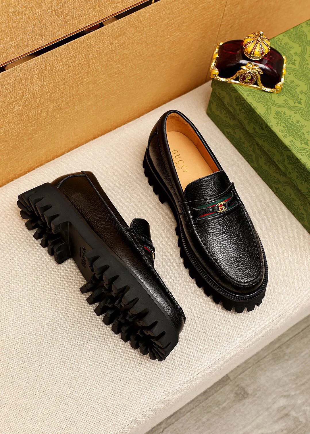 Men's shoes 💰580 💐 Product trademark: GUCCI "Gucci" casual leather shoes Regular size: 38-44 (45.46🉑️customized) Product materials: Selected imported first-layer pebbled cowhide leather upper + luxury hardware buckle, imported water-dyed cowhide leather lining. Strong three-dimensional visual effect, original foam outsole Color: 1⃣️color available